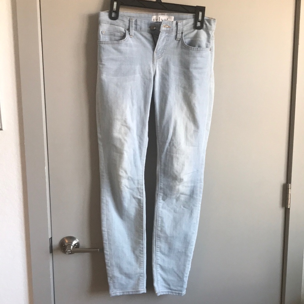 Velvet by Graham and Spencer - Light wash skinny jeans in size 26
